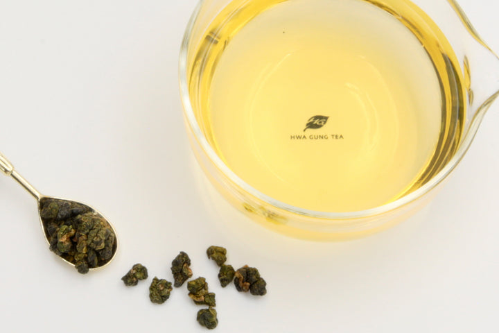 Hwa Gung Tea Legends Series Selected AliShan Alpine Oolong Tea tea soup and ball shaped loose tea leaves