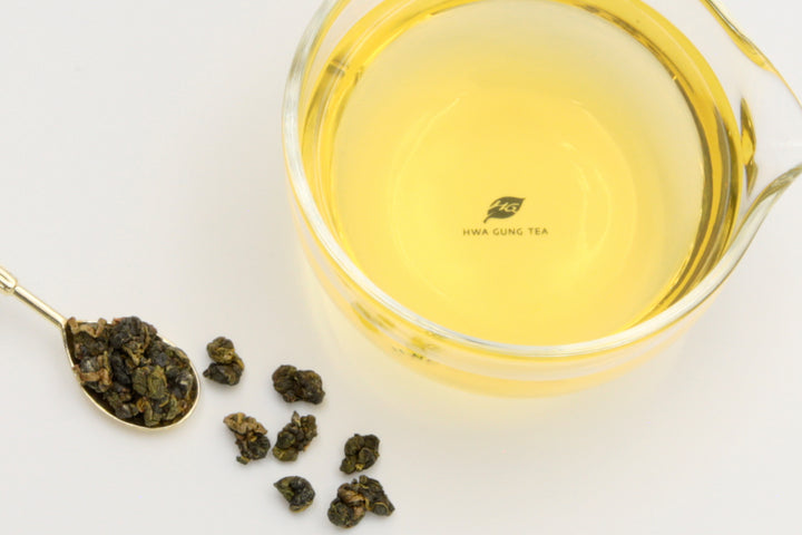 Hwa Gung Tea Legends Series Sun-Link-Sea Alpine Oolong Tea tea soup and ball shaped loose tea leaves